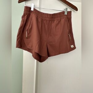 Vuori 3” Dash Shorts in Hazelnut Brown. EUC!